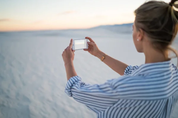 Hátulnézet Női Gazdaság Smartphone Így Kép Gyönyörű Természet Fehér Homok — Stock Fotó