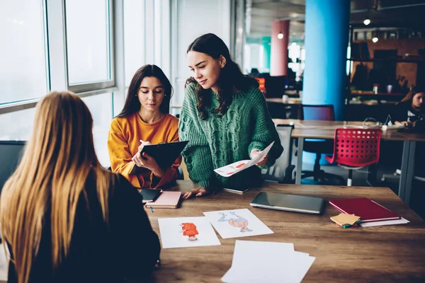 Studenti Qualificati Che Comunicano Tra Loro Idee Creazione Nuovi Schizzi — Foto Stock