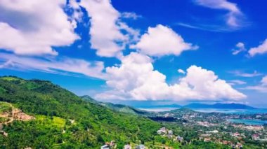 Aşırı hızlanma etkisi. Vahşi yeşil tepelerdeki pitoresk vadinin havadan görünüşü. Dağlardaki nefes kesen bölgenin kuş bakışı görüntüsü. Çarpıcı doğa manzarasının güzel tepeleri 