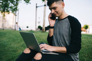 Beyaz adam teslimat servisini arayıp online web mağazası hakkında bilgi almak istiyor. Cep telefonu aygıtıyla müşteri merkeziyle iletişim kuran yakışıklı hippi adam.