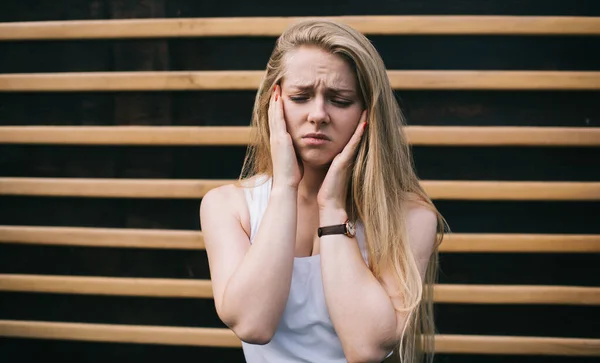 Jonge Blanke Tiener Met Blond Haar Gevoel Hoofdpijn Pijn Van — Stockfoto