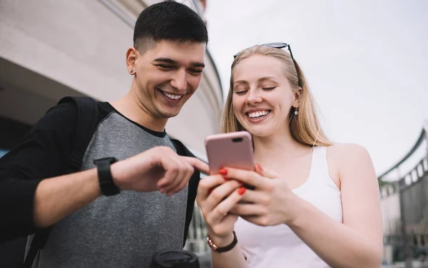 Gladden Kaukasischen Hipster Jungs Lachen Während Sie Lustige Komödie Film — Stockfoto