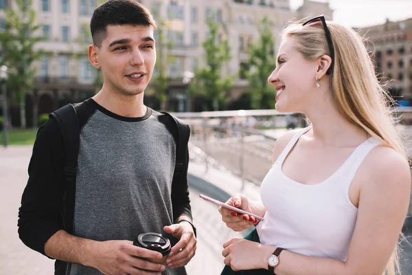 Szczęśliwi Studenci Stojący Ulicy Miejskiej Dyskutujący Innowacjach Świecie Technologii Czasie — Zdjęcie stockowe