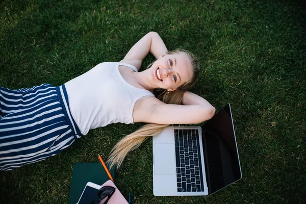 Portrét Veselý Hipster Dívka Ležící Letní Trávě Usmívat Kameru Během — Stock fotografie