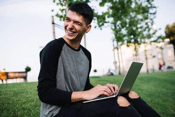 Fröhliche Männliche Freiberufler Mit Digitalem Laptop Computer Auf Beinen Der — Stockfoto