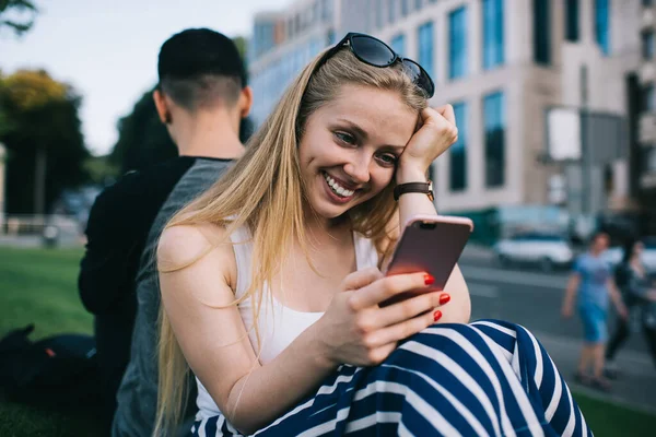 Hoogachtend Hipster Meisje Met Mobiele Telefoon Gadget Hand Het Lezen — Stockfoto