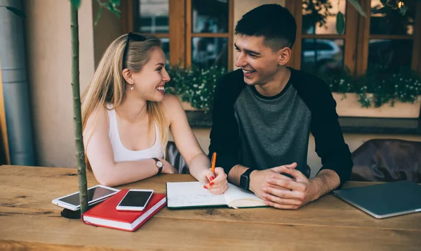 Estudiantes Universitarios Masculinos Femeninos Gladden Disfrutando Tiempo Para Cooperación Cafetería — Foto de Stock