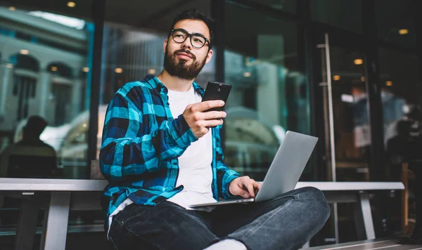 Kazakiska Ung Man Frilansare Håller Smartphone Gadget Medan Arbetar Modern — Stockfoto