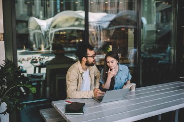 Özel kafeterya dersi sırasında cep telefonuyla internet sitesinden bilgi okuyan yetenekli öğrenciler, üniversite sunumunda hippi erkeklerin işbirliği, bildirim kontrol eden bin yıllık arkadaşlar
