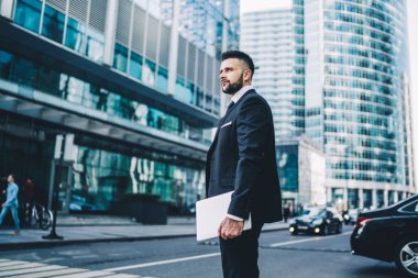 Ciddi kendine güvenen resmi girişimci Manhattan 'ın finans bölgesinde karşıdan karşıya geçmeyi bekliyor. İş toplantısına girişimde bulunan Kafkasyalı gururlu CEO elinde dizüstü bilgisayarla geliyor.