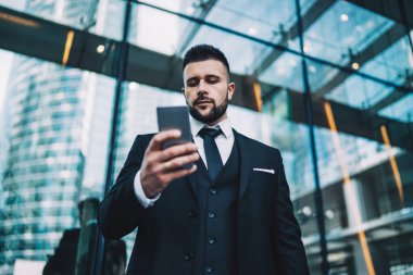 Ciddi bir girişimcinin internet bankacılığı uygulamasını cep telefonu aygıtında kullanarak para transferi yapması, akıllı telefondan posta kontrol eden genç bir adamın iş arkadaşını beklemesi,