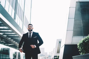 Ciddi Kafkasyalı girişimci Harry yeni potansiyel yatırımcılarla iş görüşmesi yapmak için ofis binasına geldi. Şirkete geç gelen şık giyinen yakışıklı bir tüccar.