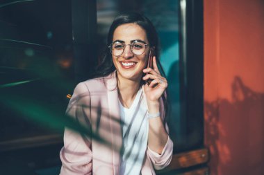 Mutlu hippi kız cep telefonuyla gezmekten memnun. Şehir ortamının keyfini çıkarıyor. Cep telefonuyla konuşan genç bir kadın gençlik hayatı için zaman harcıyor.