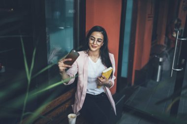 Çekici Gürcü kadın blogcu, sosyal ağlarda yayınlamak ve takipçilere bilgi aktarmak için günlük çekim videosu çekiyor. Güzel kadın selfie çekmek için cep telefonu aygıtı kullanıyor.