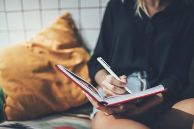 Üniversite dersi için fikir yazan zeki kız öğrencinin tasviri. Eğitim için not defteri kullanıyor. Zeki hippi kız boş zamanlarında kişisel günlüklerine notlar alıyor.