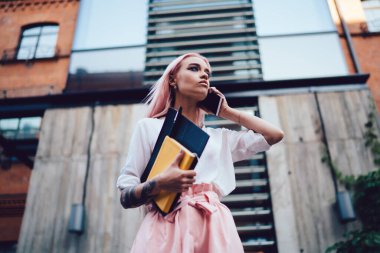 Ciddi milenyum gazetecilerinin elinde eskiz ve ders kitabıyla şehirdeki toplantı zamanını sorduğu için meslektaşlarına telefon eden şık hippi kız okulunun cep telefonuyla iletişim kuran...