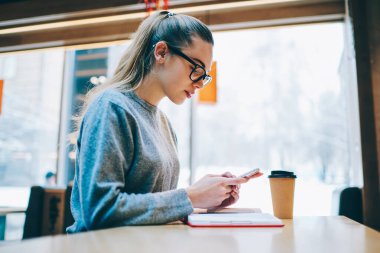 Milenyum yeniyetme kız sosyal ağlardan akıllı telefon cihazına medya dosyaları indiriyor, Kafkasyalı kadın üniversite dersleri için yararlı bilgiler içeren mektuplar yazıyor cep telefonuyla gönderiyor.