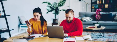 Erkek ve kadın partnerler, bilgi aramak için geliştirilen modern teknolojiyi kullanarak iç mekanlarda zaman geçiriyorlar, genç öğrenciler sınavlara hazırlanmak için modern cihazlar ve internetleri kullanmaya yoğunlaşıyorlar.