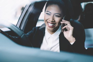 Neşeli menajer lüks araba kullanıyor ve akıllı telefon uygulaması aracılığıyla iş görüşmesi yapıyor. İnternette gezinen heyecanlı bir kadın iş arkadaşıyla uluslararası sohbetten zevk alıyor.