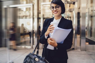 Mutlu gülümseyen kadın CEO uzmanının yarım boy portresi Manhattan 'da dışarıdayken kameraya bakıyor ve kahve molası veriyor, iş adamları ve muhasebe kavramı.