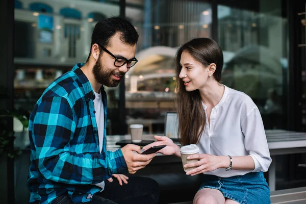 Akıllı telefon sitesinde online rezervasyon yaparken tartışan çift, erkek ve kadın en iyi arkadaşlar sosyal ağlarda medyayla iletişim kurarken kafede birlikte dinleniyorlar.