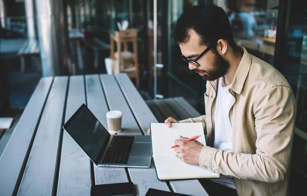 Studente Kazako Maschio Che Compiti Scuola Saggio Scrittura Libri Testo — Foto Stock