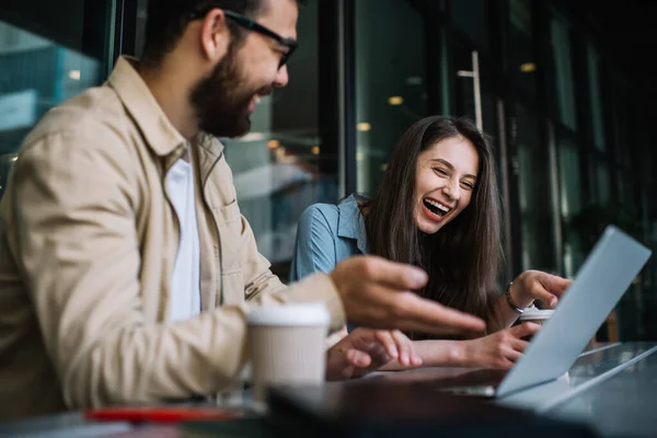 Boldog Izgatott Férfi Női Barátok Időt Töltenek Nézni Vicces Vígjáték — Stock Fotó