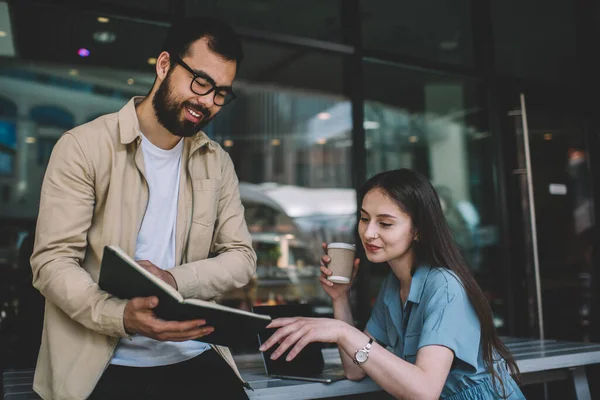 Positiva Leende Manliga Och Kvinnliga Studenter Njuter Tid Caféet Samtidigt — Stockfoto