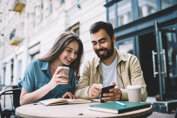 Fröhliche Männliche Und Weibliche Kollegen Lesen Lustige Veröffentlichungen Aus Sozialen — Stockfoto