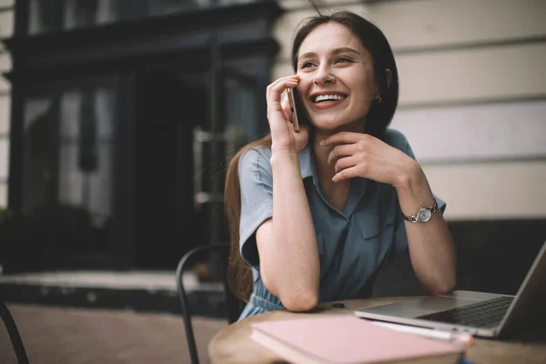 Glad Ung Kvinna Njuter Positiva Smartphone Samtal Med Vän Distansarbete — Stockfoto