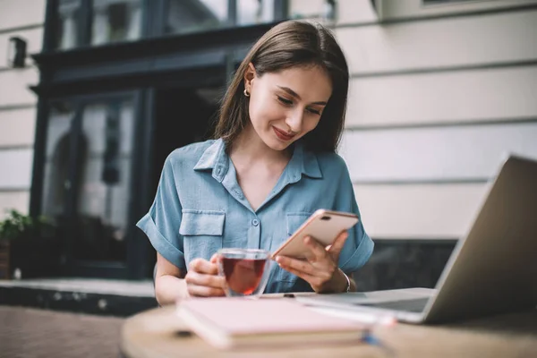 Θετική Ανάγνωση Millennial Blogger Έλαβε Μήνυμα Από Τον Οπαδό Στο — Φωτογραφία Αρχείου