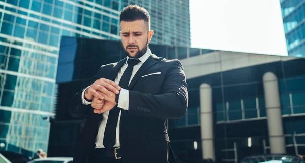 Formalmente Vestito Uomo Piedi Ambiente Urbano Centro Controllare Tempo Orologio — Foto Stock