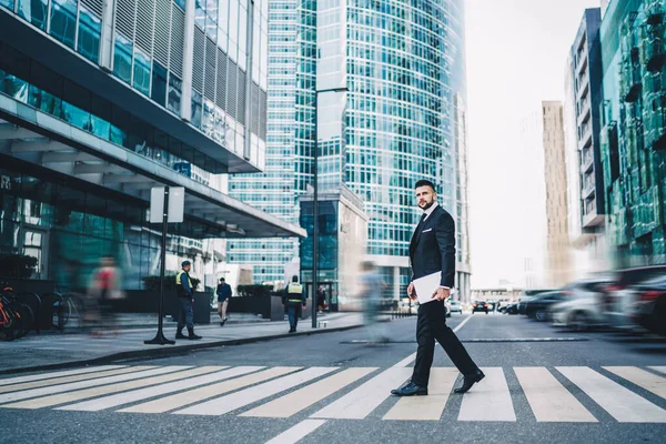 Hombre Serio Cruzando Calle Centro Ciudad Mirando Alrededor Acerca Los — Foto de Stock