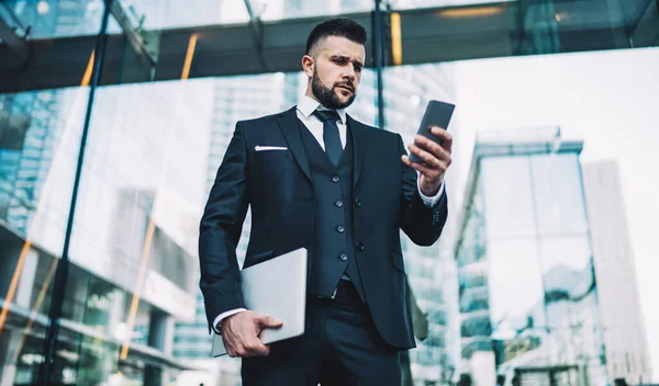 Abaixo Vista Empreendedor Masculino Sério Que Verifica Notificação Telefone Celular — Fotografia de Stock