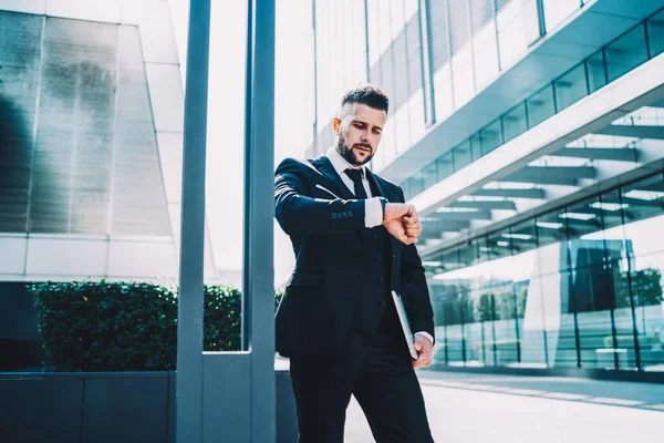 Pensativo Hombre Negocios Traje Elegante Pie Calle Ciudad Comprobando Tiempo — Foto de Stock