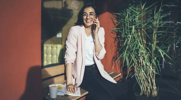 Menina Hipster Espanhol Alegre Vestida Com Roupas Elegantes Desfrutando Uma — Fotografia de Stock