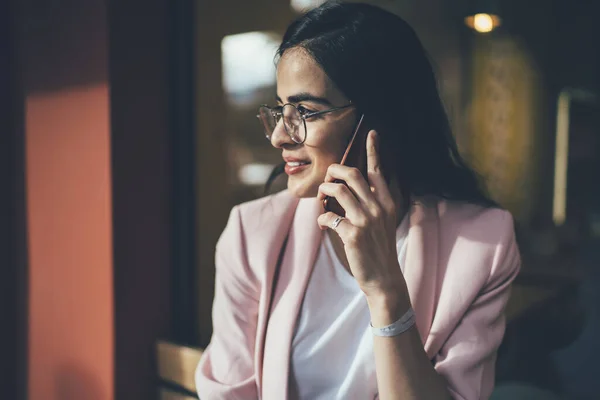 Positives Spanisches Hipster Mädchen Optischer Brille Zur Sehkorrektur Genießt Smartphone — Stockfoto