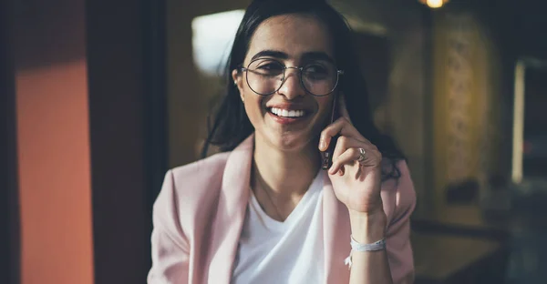 Joyeuse Fille Hipster Espagnole Appelant Meilleure Amie Pendant Les Loisirs — Photo