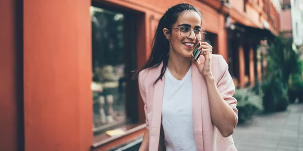 Szczęśliwy Gruziński Kobieta Podróżnik Korzystających Smartfona Rozmowy Przyjacielem Czasie Wakacji — Zdjęcie stockowe