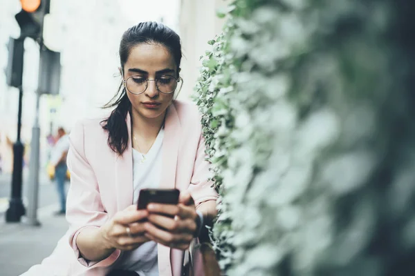 Atrakcyjny Hiszpański Kobieta Robi Przelew Pieniędzy Aplikacji Bankowej Telefon Komórkowy — Zdjęcie stockowe