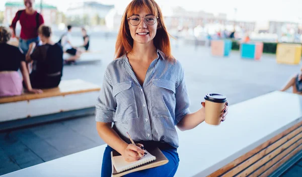 Retrato Mujer Alegre Gafas Para Corrección Visión Disfrutando Del Tiempo — Foto de Stock