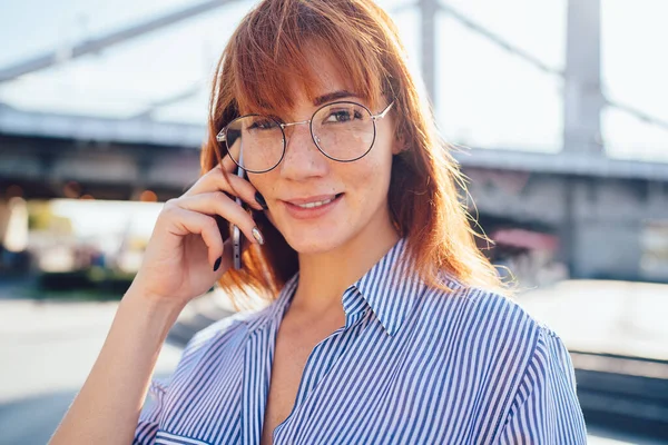 友人と話すカメラの乾燥スマートフォンを見て顔にかわいい笑顔で肯定的な若い女性の肖像画を閉じます 電話のための携帯電話上のローミング接続を使用して魅力的な女性の千年紀 — ストック写真