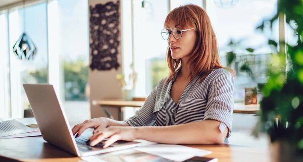 Vista Lateral Mujer Inteligente Que Actualización Profesional Información Para Base — Foto de Stock