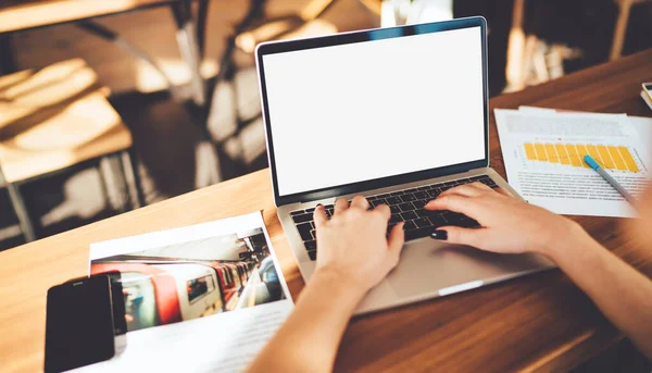 Imagen Recortada Manos Femeninas Escribiendo Contenido Texto Teclado Del Ordenador —  Fotos de Stock