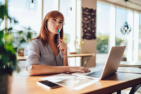 Estudiante Joven Contemplativa Ropa Casual Pensando Información Para Trabajo Curso — Foto de Stock