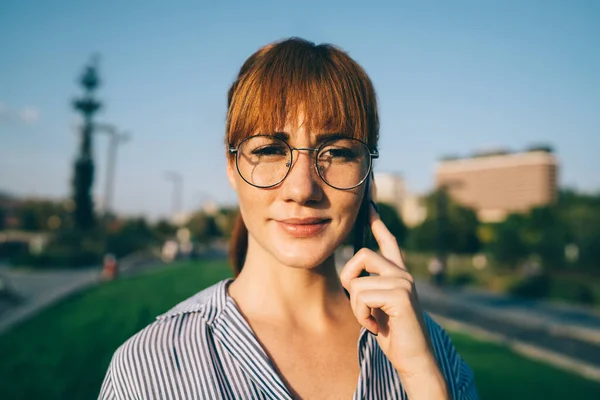 Primer Plano Retrato Mujer Atractiva Millennial Gafas Clásicas Para Proporcionar — Foto de Stock