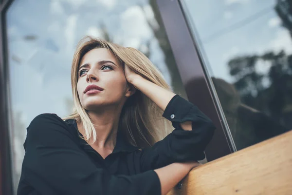 Abaixo Vista Mulher Ponderando Vestida Com Camisa Preta Elegante Pensativo — Fotografia de Stock