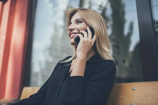 Cheerful Caucasian Hipster Girl Blonde Hair Smiling Positive Smartphone Conversation — Stock Photo, Image