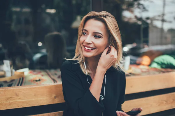 Feliz Joven Linda Chica Con Sonrisa Radiante Escuchar Música Auriculares — Foto de Stock