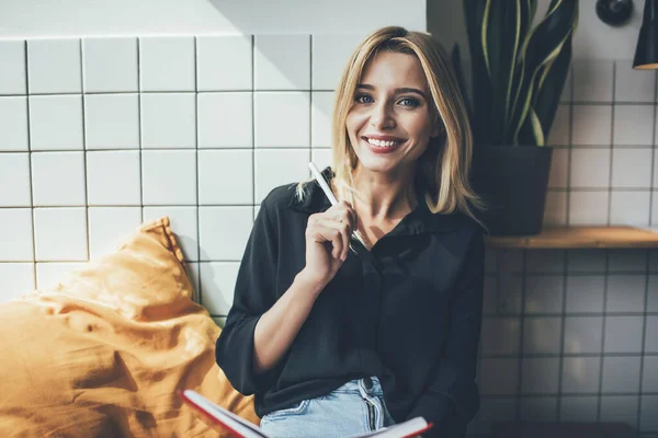 Alegre Estudiante Femenina Ropa Casual Mirando Cámara Sonriendo Sinceramente Sosteniendo —  Fotos de Stock